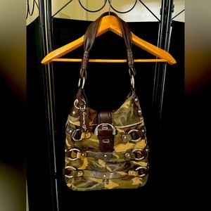 MAKOWSKY Leather Camo Purse